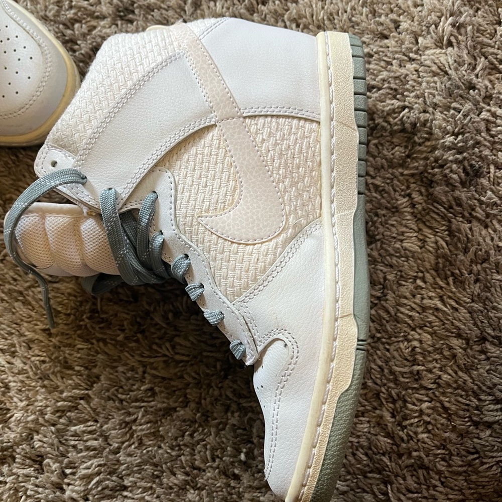Nike Women's Athletic Shoes - Cream and Gray